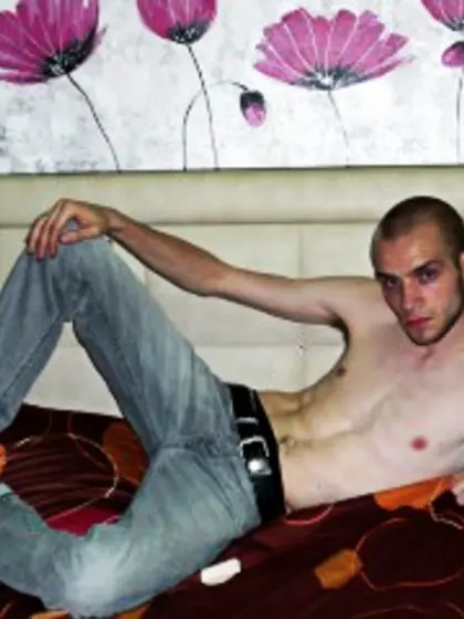 Blonde masterlimit perform close