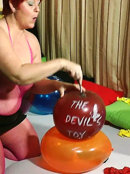 Popping balloons - Fetish Video