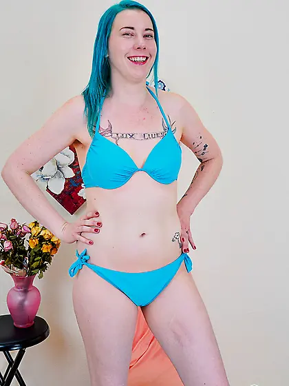 Blue hair amateur girl showing her firm ass and the rest of it