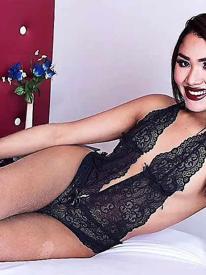 Hot n sexy tgirl Mayna Santini rides a fucking machine