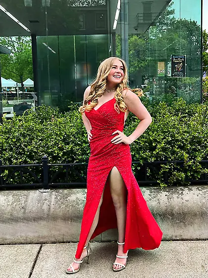 Morgan Thompson Busty Nonnude Cutie