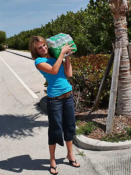 Cheyenne Cooper takes her clothes off in the car and gives a pas