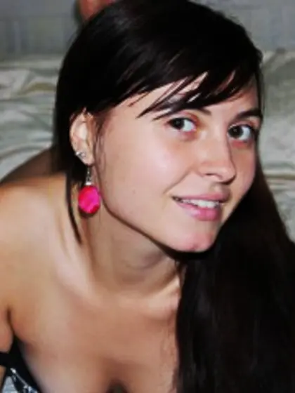 Brunette amely perform dancing