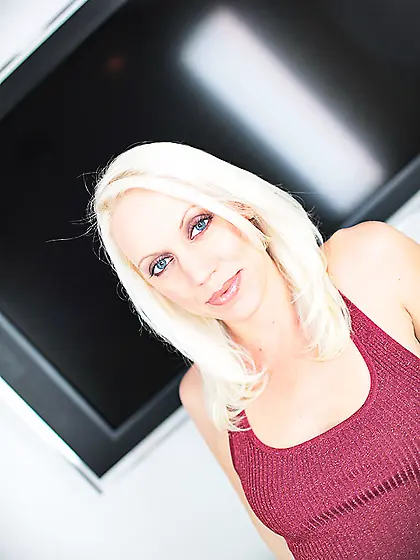 Horny platinum blonde Kacey Villainess blows guy???s pecker and