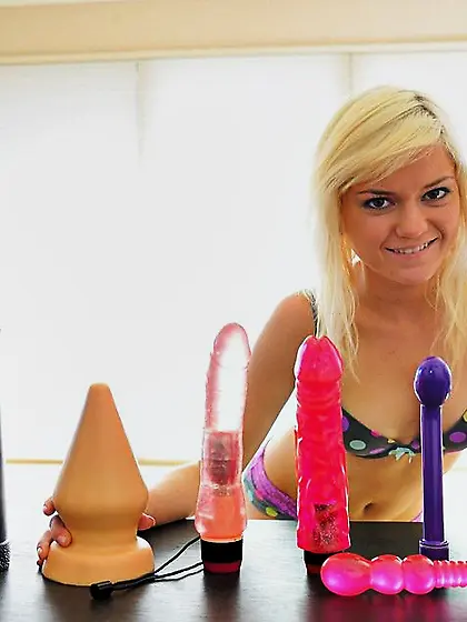 Chloe Lynn is a lesbian and do you know what she loves to do? Di