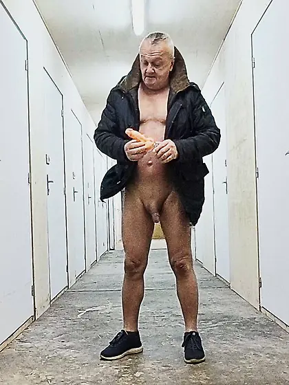 nu et offert à la cave