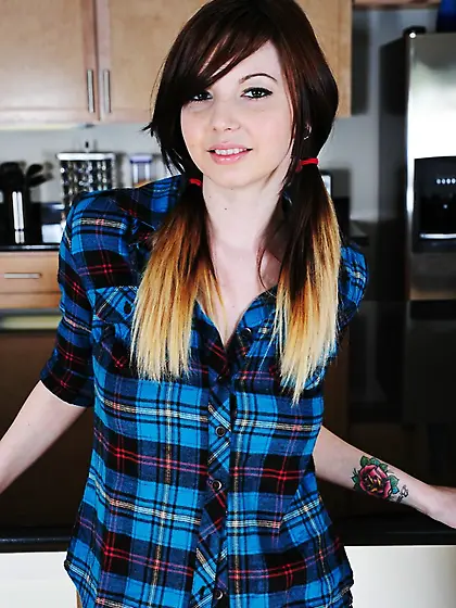 Gorgeous babe Ivy Jean enjoys in showing off her hidden posing t