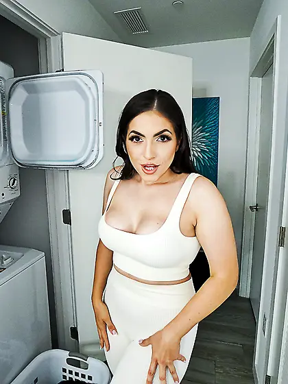 Brown-eyed MILF Valentina Bellucci gets pounded in POV