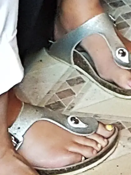 Voyeur Teen feet foot barefeet barefoot toes soles