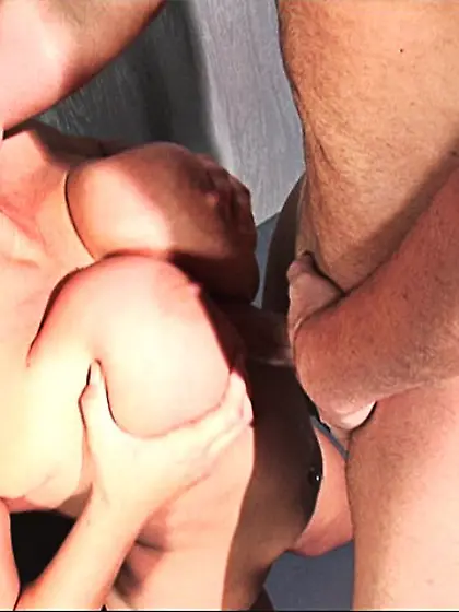 Claire Dames spreads her sexy legs and gets her hungry muff ramm