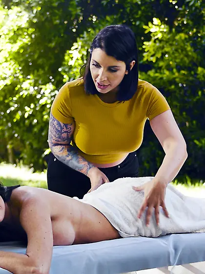 Kinky lesbians Silvia Saige and Ivy Lebelle pleasuring each othe