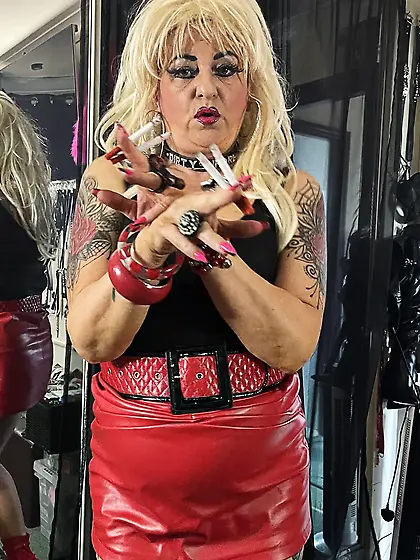 MISS SHIRLEY LOVES SMOKING