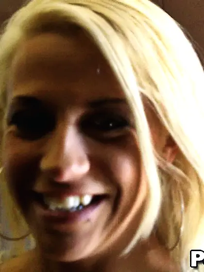 Hot blonde gives a show