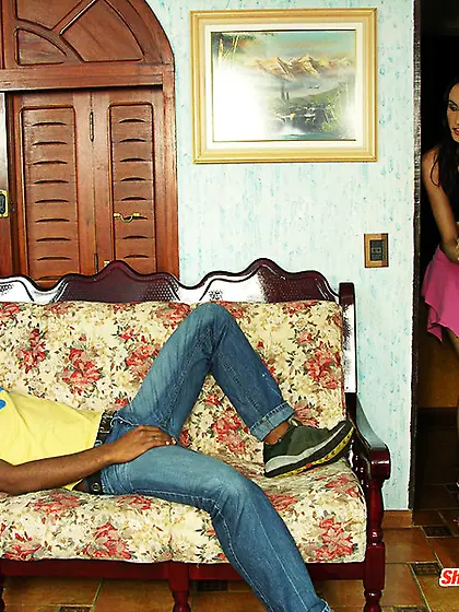 Shemale screws a dark skinned guy