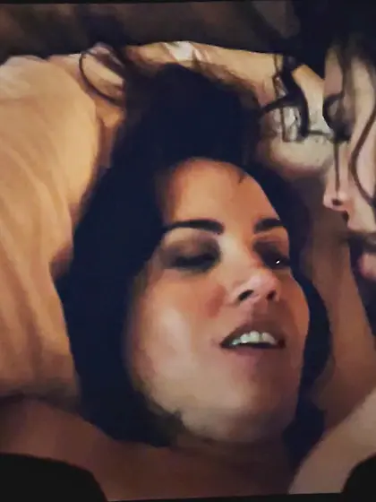 Aubrey Plaza & Margaret Qualley lesbian sex scene