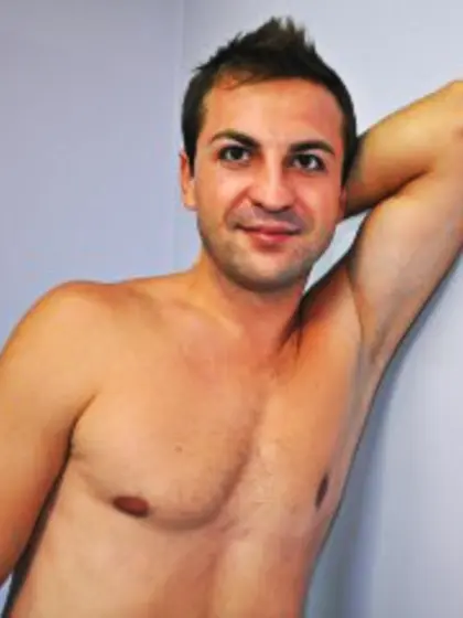 Blonde adyamore perform close