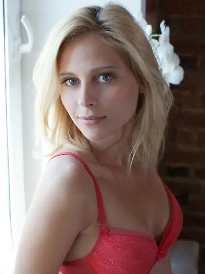 First-class diva red lingerie