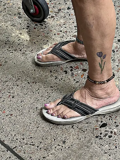 Gilf feet at supermarket