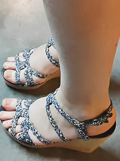 Voyeur Teen feet foot barefeet barefoot toes soles