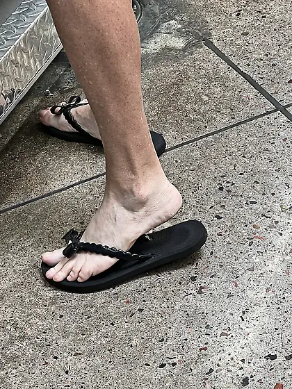Gilf feet at supermarket