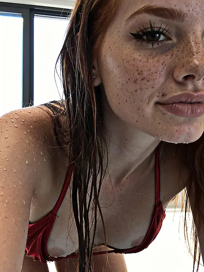 Lisa Lemonade sexy petite girlfriend