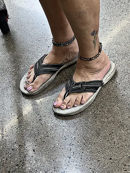 Gilf feet at supermarket