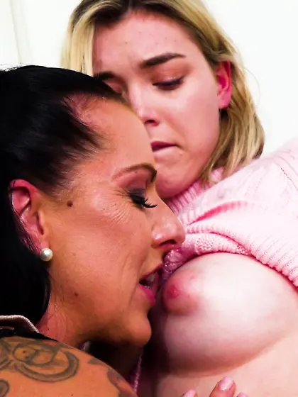 Texas Patti and Anny Aurora licking each other on the couch