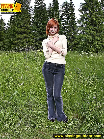 Redhead amateur pisses outdoor