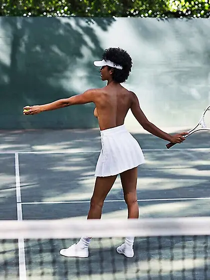 Jessi M’Bengue: Topless Tennis