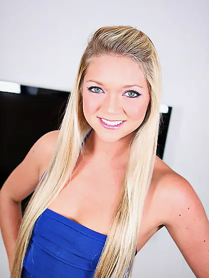 Hot blonde Jessie Andrews spreads and poses in doggy then deeply