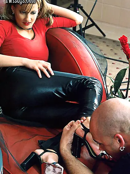 Bunny Luv gets her feet kissed and her pussy eaten out.  She suck