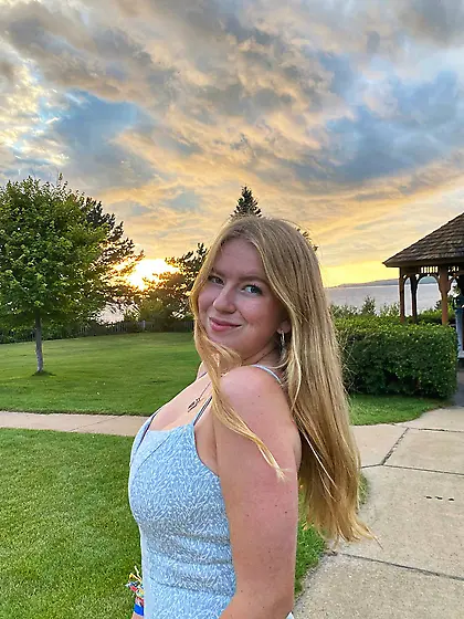 Morgan Thompson Busty Nonnude Cutie