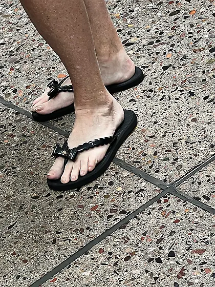 Gilf feet at supermarket