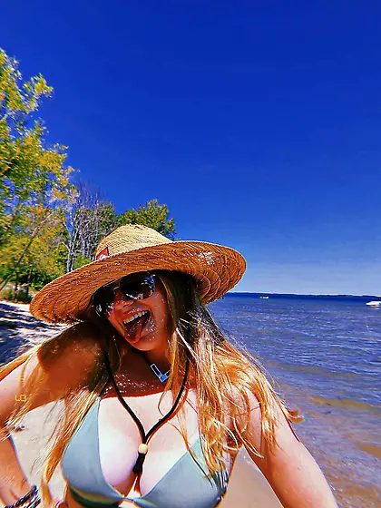 Morgan Thompson Busty Nonnude Cutie