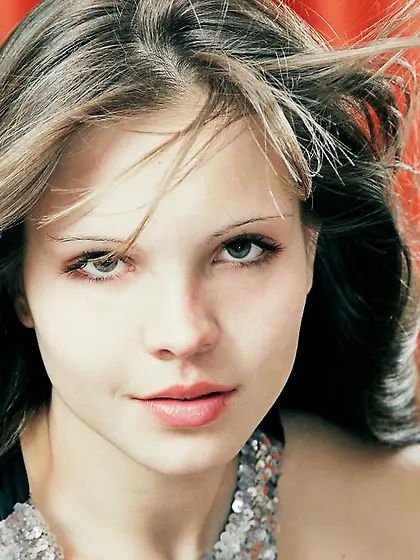 Smoldering young girl showing her ass for the camera in a hot ga