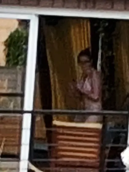 Jeune voisine qui bronze