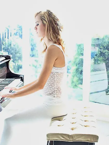 Jessie Rogers moans and screams while her lover drills her hungr