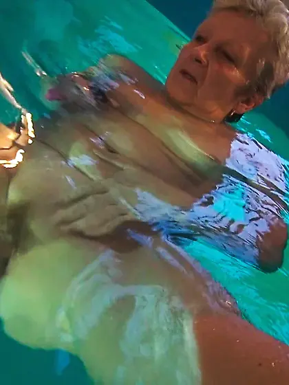 Old horny Jitka has fun in the pool