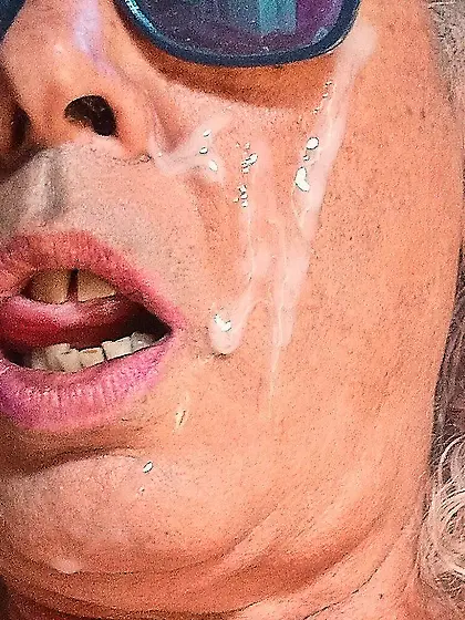 Sissy recibió semen en su cara de golfa