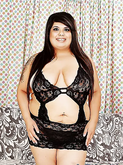 Fat ass Bella Bangz spreads her legs