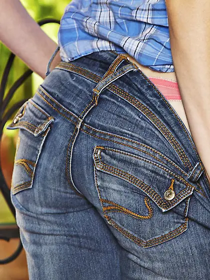 The seducing blonde teen Bree Daniels shows the wet pussy lips w