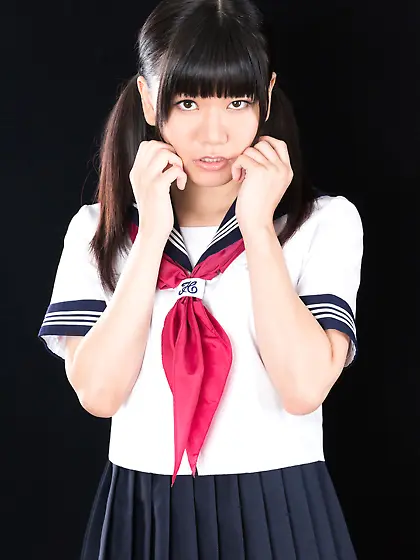 Tsukushi Mamiya goes on all fours and give a handjob as well