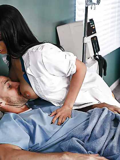 Anna Bell Peaks and her best pornstar friends share a dick