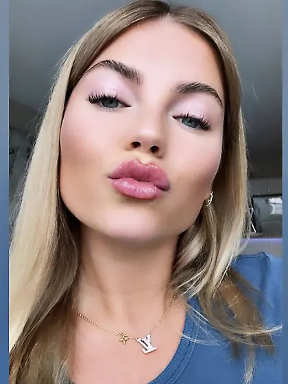 MILF Lena showing off