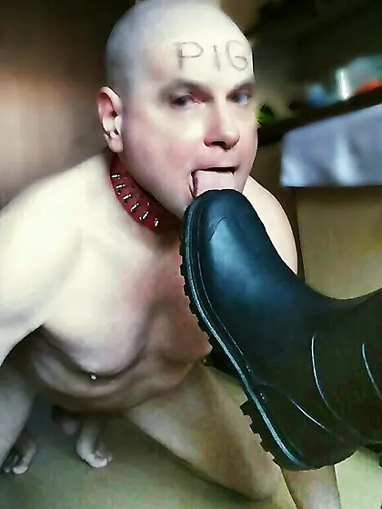 Slave licks dirty riding boots clean