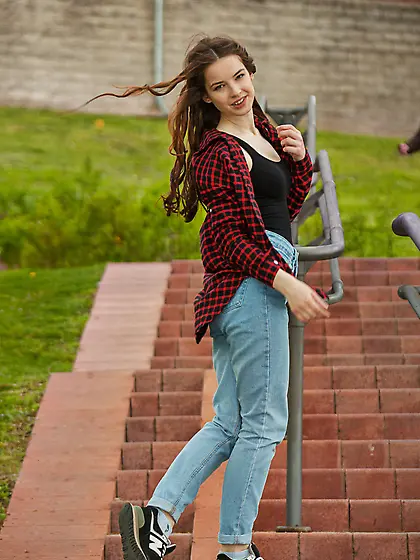 Teen in baggy jeans moves indoors to reveal her immaculate body