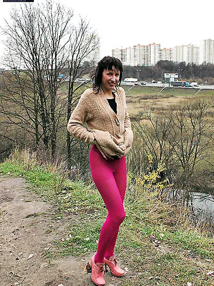 Mom pisses outdoor on the road