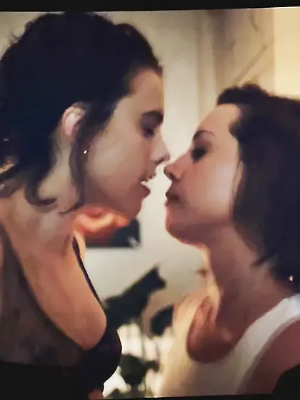 Aubrey Plaza & Margaret Qualley lesbian sex scene