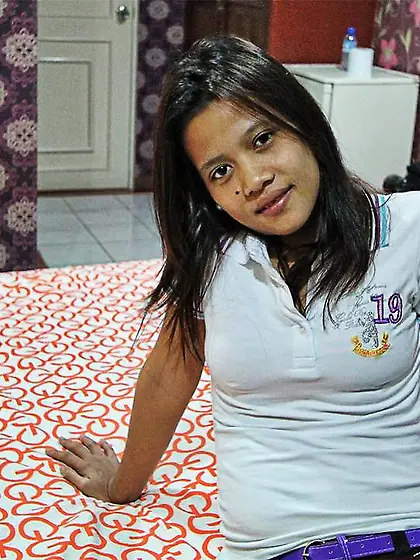 Teen Philippine slut spreads legs to get unprotected creampie by