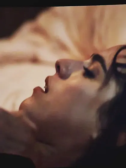 Aubrey Plaza & Margaret Qualley lesbian sex scene